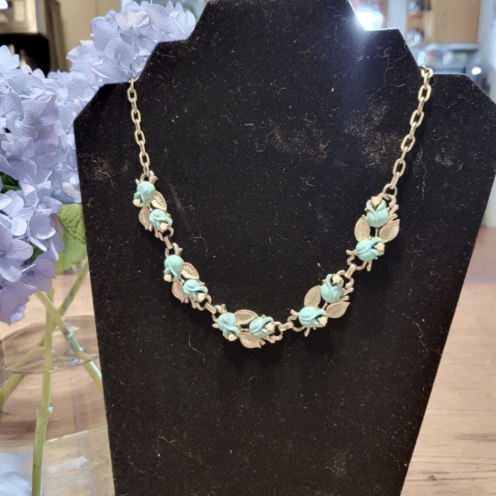Elegant Gold and Turquoise Floral Necklace